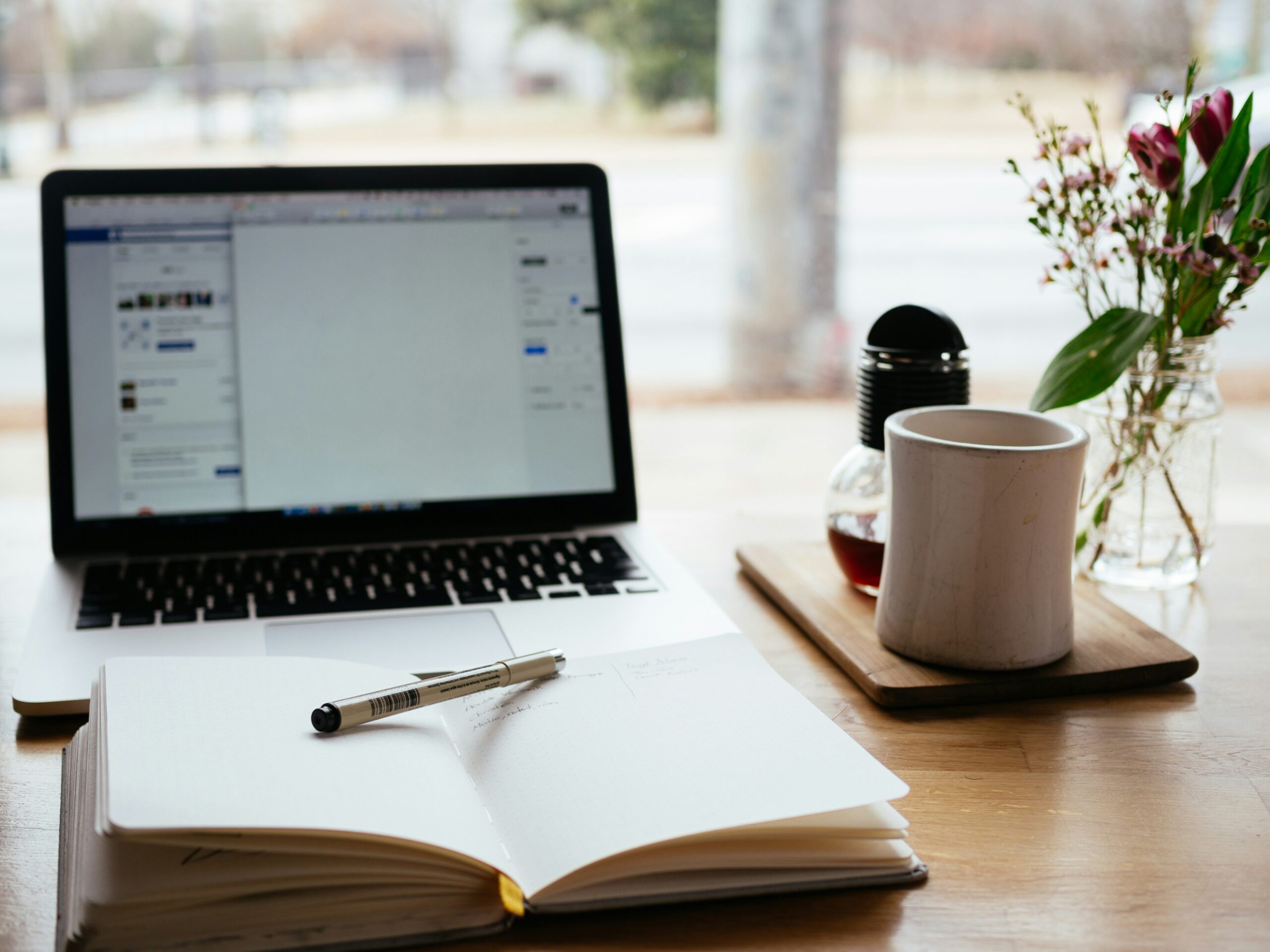 Cursos Online: MacBook Pro near white open book